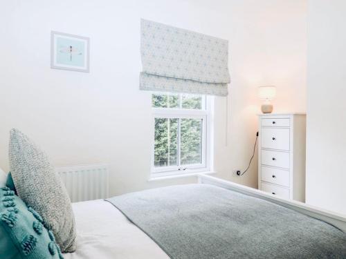 Кровать или кровати в номере Steam Train Cottage - Lake District Hideaway