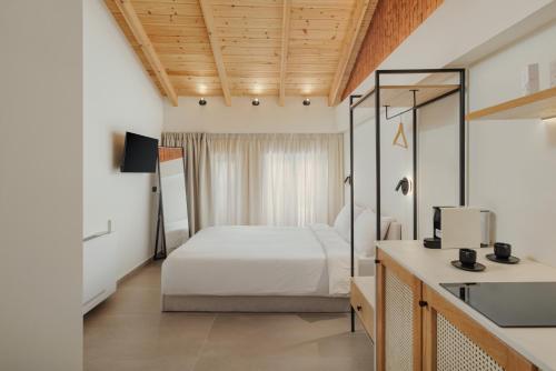 une chambre d'hôtel avec un lit et une cuisine dans l'établissement 12 PYLES Living History, à Ioannina