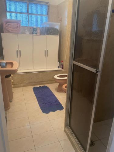 Een badkamer bij Quarto em Apartamento