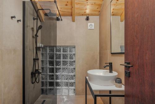 y baño con lavabo y ducha. en 12 PYLES Living History, en Ioannina