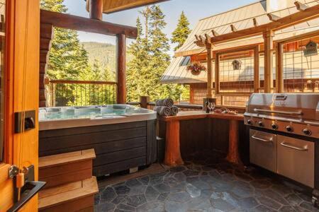 uma cozinha com uma grande banheira e um fogão em Luxury Family Cabin at Summit West em Snoqualmie Pass