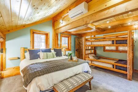 um quarto com uma cama grande num camarote em Luxury Family Cabin at Summit West em Snoqualmie Pass