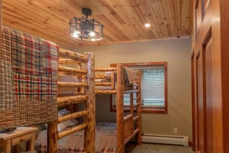 1 dormitorio con 2 literas en una cabaña en Lake Superior Cabin with Fireplace Snowmobile Trails, en Paradise