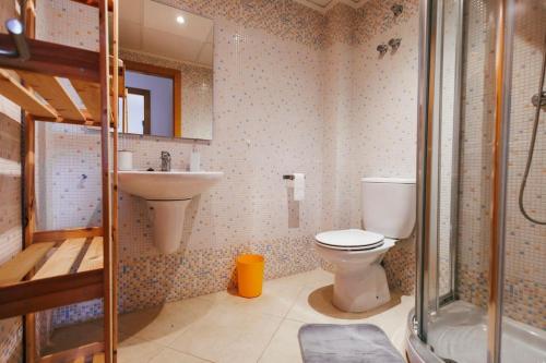 y baño con aseo, lavabo y ducha. en Lujoso apartamento de dos habitaciones en la playa de Canet, en Canet de Berenguer
