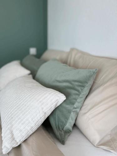 - un tas d'oreillers assis sur un canapé dans l'établissement HIDDEN NOOK NANTES - Studio plein centre Nantes, à Nantes