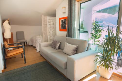 sala de estar con sofá y ventana en Lousã Varandas House en Lousã