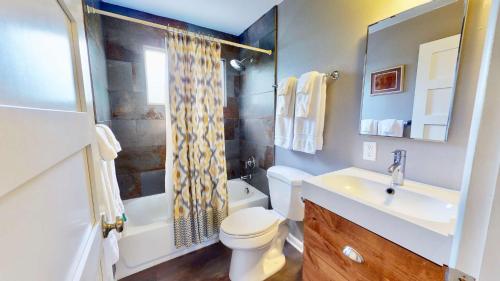 La salle de bains est pourvue de toilettes, d'un lavabo et d'une douche. dans l'établissement Downtown Cozy Home Base - Purple Sage 4, à Moab