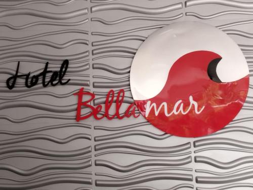 un signo rojo y blanco con las palabras tenía un hombre bola en HOTEL BELLAMAR, en Cartagena de Indias