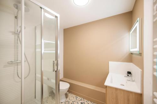 une salle de bain avec une douche, des toilettes et un lavabo dans l'établissement Jeanne - Hypercentre, à Orléans