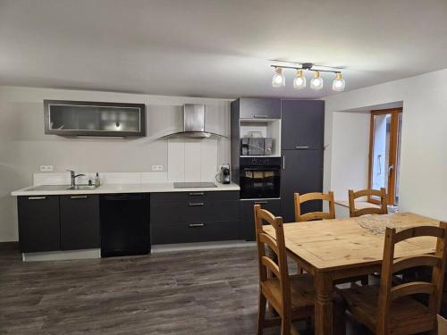 une cuisine avec une table en bois et une salle à manger dans l'établissement Appartement Cosy Lac, à Évian-les-Bains