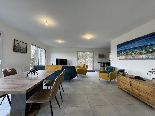 a living room with a table and chairs at Le Bellevue 6 pers Campagne Reve au Mans in Montfort-le-Gesnois