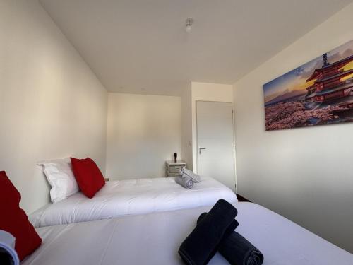 a bedroom with two beds and a painting on the wall at Le Bellevue 6 pers Campagne Reve au Mans in Montfort-le-Gesnois