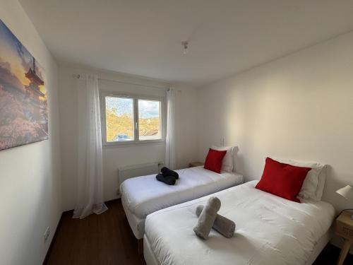 two beds with teddy bears on them in a room at Le Bellevue 6 pers Campagne Reve au Mans in Montfort-le-Gesnois