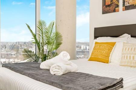 um quarto com uma cama com uma toalha em Newly Built Condo w Amazing Amenities and Views em Kitchener