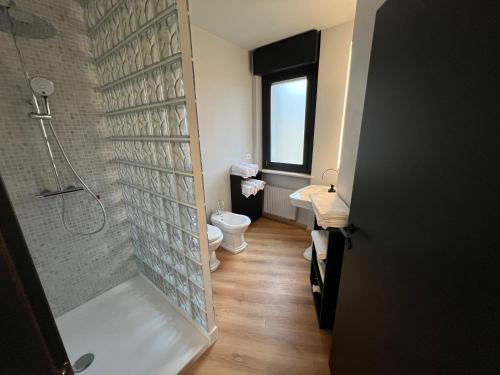 ein Bad mit einer Dusche und einem WC in der Unterkunft House 74 in Verona