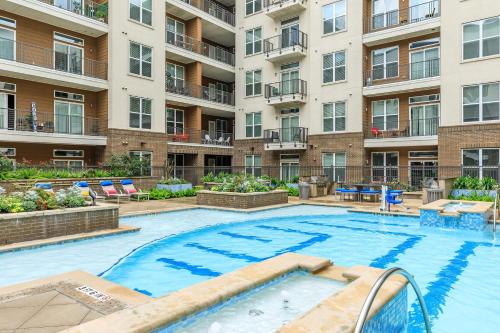 a large swimming pool in front of a building at Downtown Houston Cozy Queen Suite in Houston