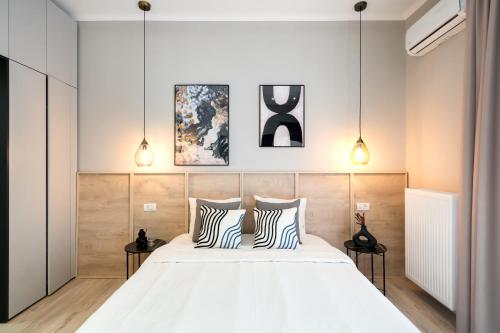 - une chambre avec un grand lit blanc et 2 oreillers dans l'établissement Campineanu22 - UrbanNest Bucharest, à Bucarest
