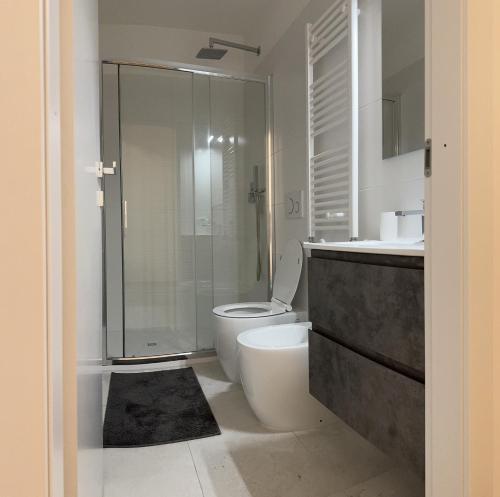 Un baño con ducha, inodoro y lavabo. en San Lorenzo Luxury, en Roma