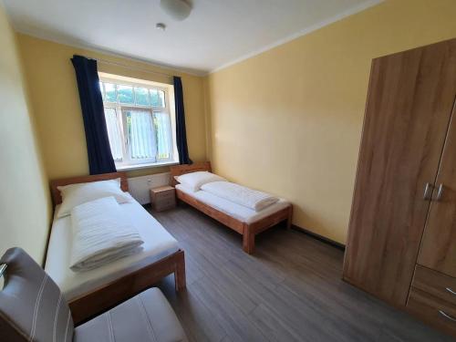 a small room with two beds and a window at Schöne Wohnung in Eisenach in Eisenach