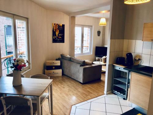 un salon avec un canapé et une table dans l'établissement Logement centre ville d'Epernay avec parking privé, à Épernay