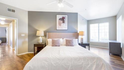 um quarto com uma grande cama branca e 2 candeeiros em Landing - Modern Apartment with Amazing Amenities (ID1006X02) em Chandler