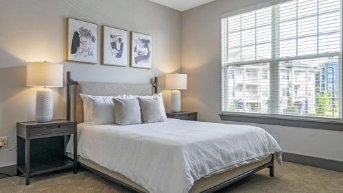 Ліжко або ліжка в номері Landing - Modern Apartment with Amazing Amenities (ID9684X09)