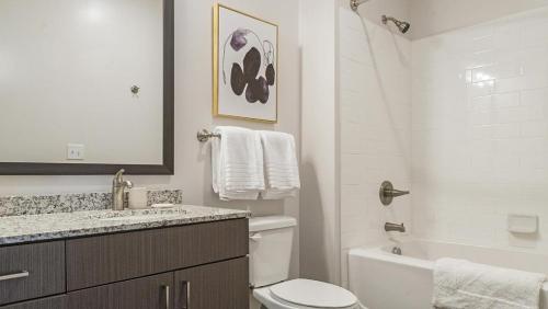 Ванна кімната в Landing - Modern Apartment with Amazing Amenities (ID9684X09)