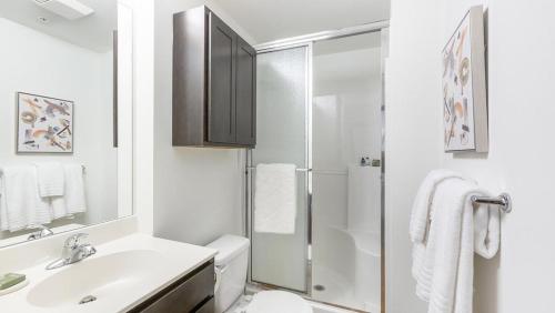 een badkamer met een toilet, een wastafel en een douche bij Landing - Modern Apartment with Amazing Amenities (ID8398X30) in Omaha