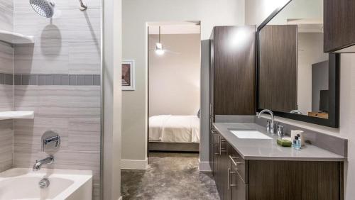 Ένα μπάνιο στο Landing - Modern Apartment with Amazing Amenities (ID6650X47)