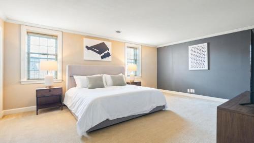 een grote slaapkamer met een bed en een televisie bij Landing - Modern Apartment with Amazing Amenities (ID7786X36) in Nashville
