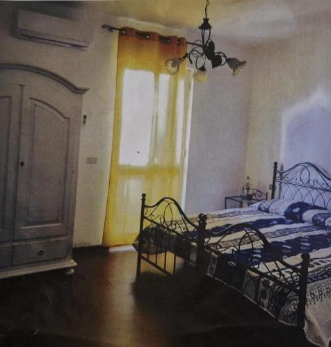 1 dormitorio con cama y ventana en Hotel Mondial 2, en Villasor