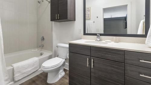 ein Badezimmer mit einem WC, einem Waschbecken und einer Badewanne in der Unterkunft Landing - Modern Apartment with Amazing Amenities (ID9667X61) in Charlotte