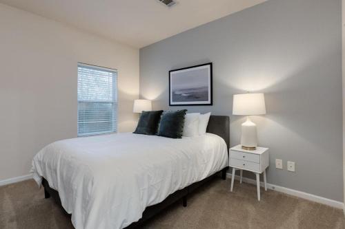 een slaapkamer met een groot wit bed en een raam bij Landing - Modern Apartment with Amazing Amenities (ID3381X66) in Mount Juliet