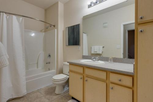 een badkamer met een wastafel, een toilet en een douche bij Landing - Modern Apartment with Amazing Amenities (ID3381X66) in Mount Juliet