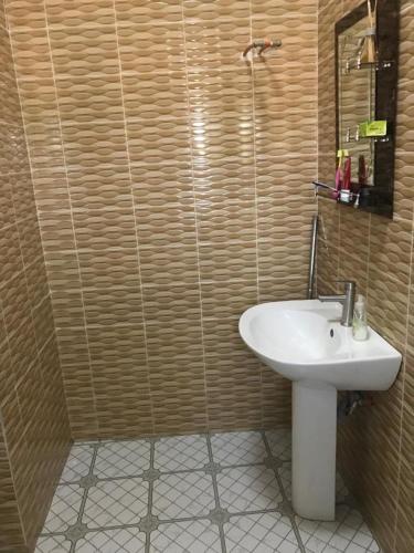 uma casa de banho com um chuveiro e um lavatório branco em Two bedroom apartment Paradise estate Apt em Bureng