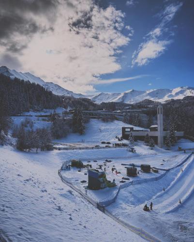 a group of people skiing down a snow covered slope at Monolocale sulle piste da sci in Pila