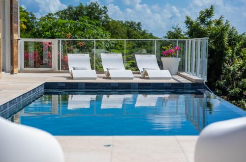 Bazén v ubytování Villa Olina - Vue sur Mer, Piscine, 5min du Port nebo v jeho okolí