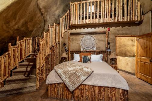 - une chambre avec un lit avec un chien assis dans l'établissement Zion White Bison Glamping & RV Resort, à Virgin