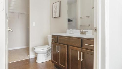 uma casa de banho com um lavatório e um WC em Landing - Modern Apartment with Amazing Amenities (ID1196X495) em Fishers