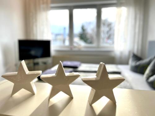 three white stars sitting on top of a table at Ferienwohnung TINA in Naumburg
