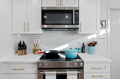 Dapur atau dapur kecil di Wine Down, Heated Saltwater Pool
