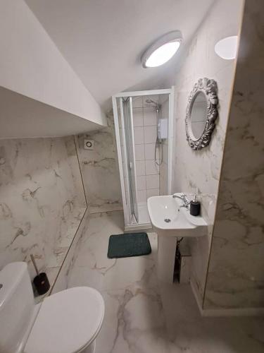 a white bathroom with a toilet and a sink at L2 APARTMENT- near CAVERN QUARTER in Liverpool