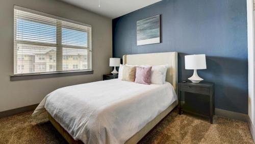 En eller flere senge i et værelse på Landing - Modern Apartment with Amazing Amenities (ID9160X14)