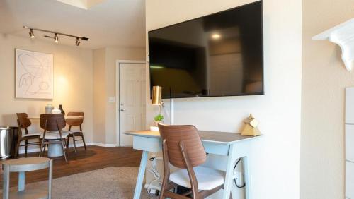 Una televisión o centro de entretenimiento en Landing - Modern Apartment with Amazing Amenities (ID7050X25)