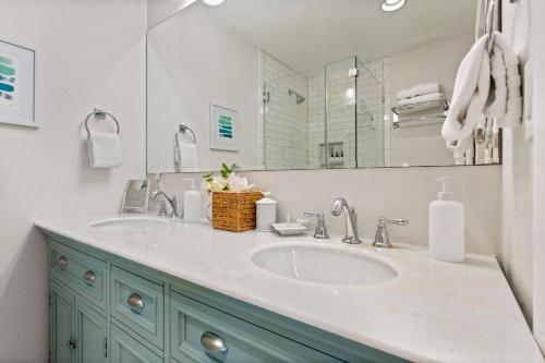 a bathroom with a sink and a mirror at Family Lakefront Retreat in Granite Shoals