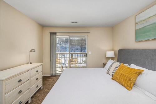 a bedroom with a bed and a dresser and a window at Landing - Modern Apartment with Amazing Amenities (ID8457) in Peerless Park