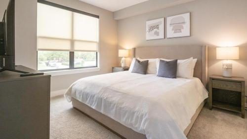 Ένα ή περισσότερα κρεβάτια σε δωμάτιο στο Landing - Modern Apartment with Amazing Amenities (ID3286X67)