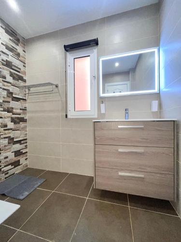 a bathroom with a sink and a mirror at Acogedor Apartamento Con Vistas in Callao Salvaje