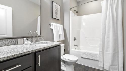 Landing - Modern Apartment with Amazing Amenities (ID1284X157) في تشارلوت: حمام مع حوض ومرحاض ودش