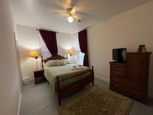 - une chambre avec un lit, une commode et une télévision dans l'établissement "Madison Manor I" by the River, Hot Tub, Downtown, à Madison
